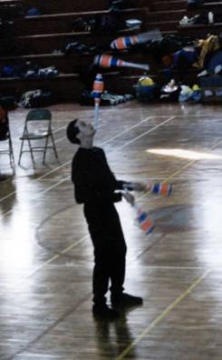 Jay Gilligan juggles 5 clubs